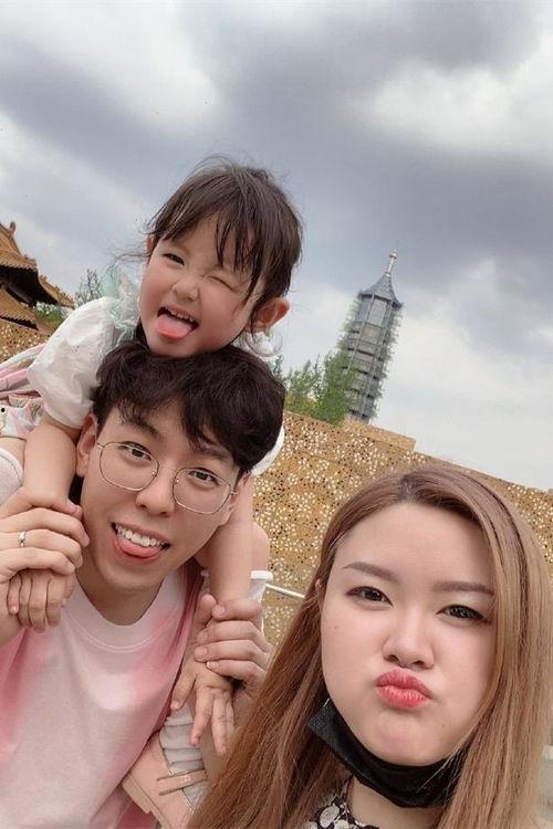 娱乐吃瓜女艺人出轨,吃瓜女艺人出轨事件引发热议