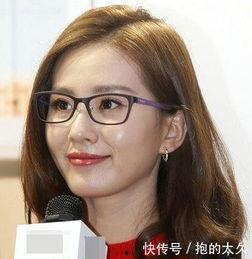 娱乐吃瓜女生主持戴眼镜,眼镜女主播的娱乐吃瓜盛宴