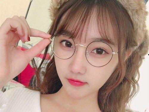 娱乐吃瓜女生主持戴眼镜,眼镜女主播的娱乐吃瓜盛宴