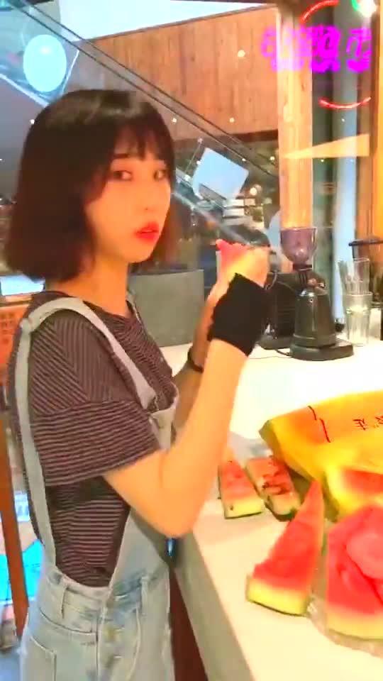 娱乐吃瓜酱女朋友是什么系,神秘背景引网友热议