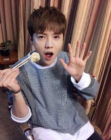 娱乐吃瓜酱情侣,甜蜜互动，揭秘明星爱情故事